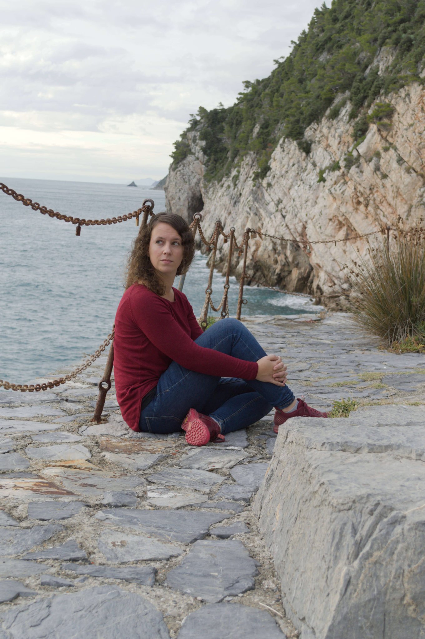 Jessica Pantanella assise sur un promontoire au bord de la mer