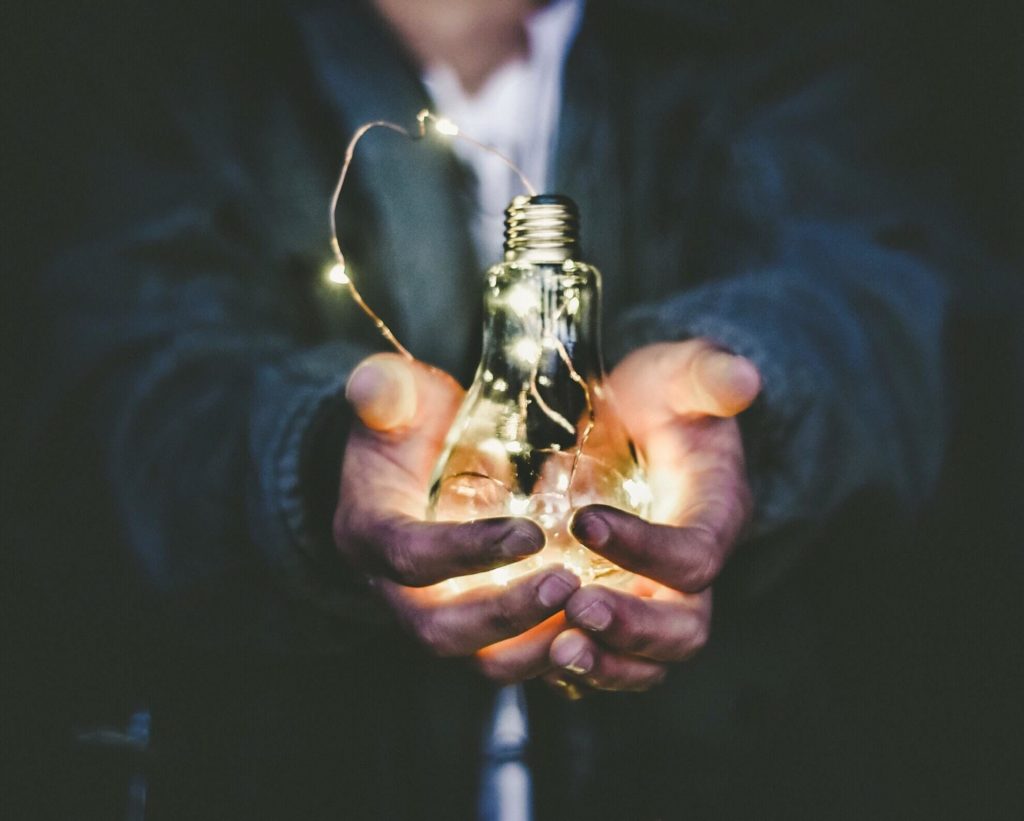 ampoule avec une guirlande led tenue dans des mains