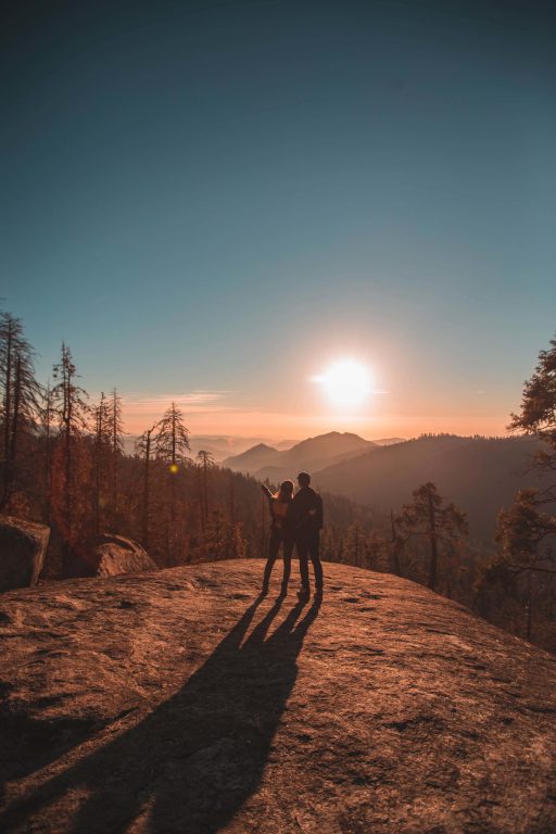 couple regardant au loin en randonnée à la montagne